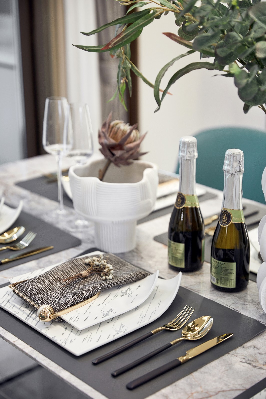 美式輕奢風(fēng)格室內(nèi)設(shè)計家裝案例-餐廳餐具 美式輕奢風(fēng)格室內(nèi)設(shè)計家裝案例-餐廳餐具