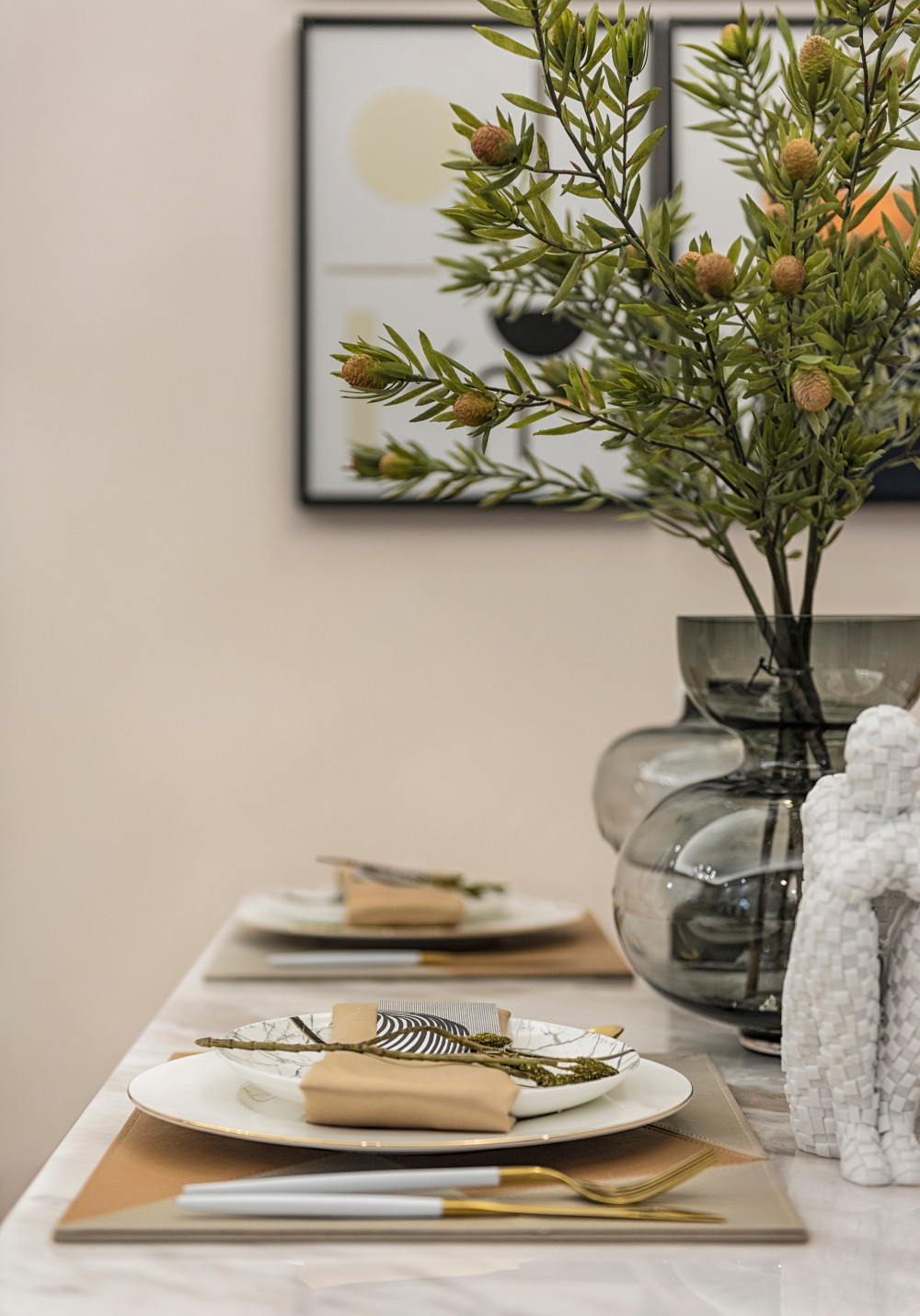 現(xiàn)代簡約風(fēng)格室內(nèi)家裝案例效果圖-餐桌餐具 現(xiàn)代簡約風(fēng)格室內(nèi)家裝案例效果圖-餐桌餐具