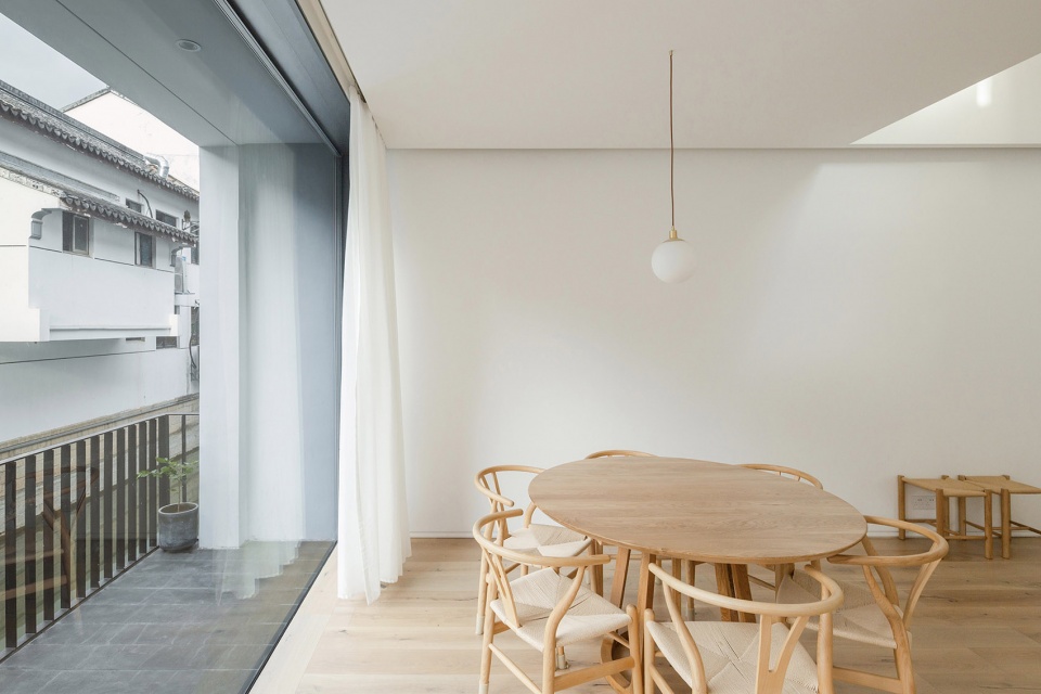 佛山裝修公司現(xiàn)代簡約風(fēng)格別墅裝修效果圖-餐廳 佛山裝修公司現(xiàn)代簡約風(fēng)格別墅裝修效果圖-餐廳