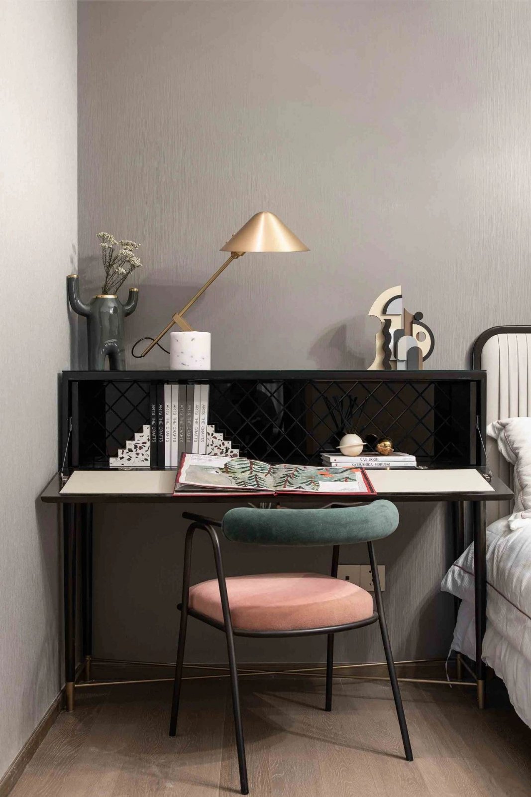 現(xiàn)代前衛(wèi)風(fēng)格室內(nèi)設(shè)計家裝案例-次臥書桌 現(xiàn)代前衛(wèi)風(fēng)格室內(nèi)設(shè)計家裝案例-次臥書桌