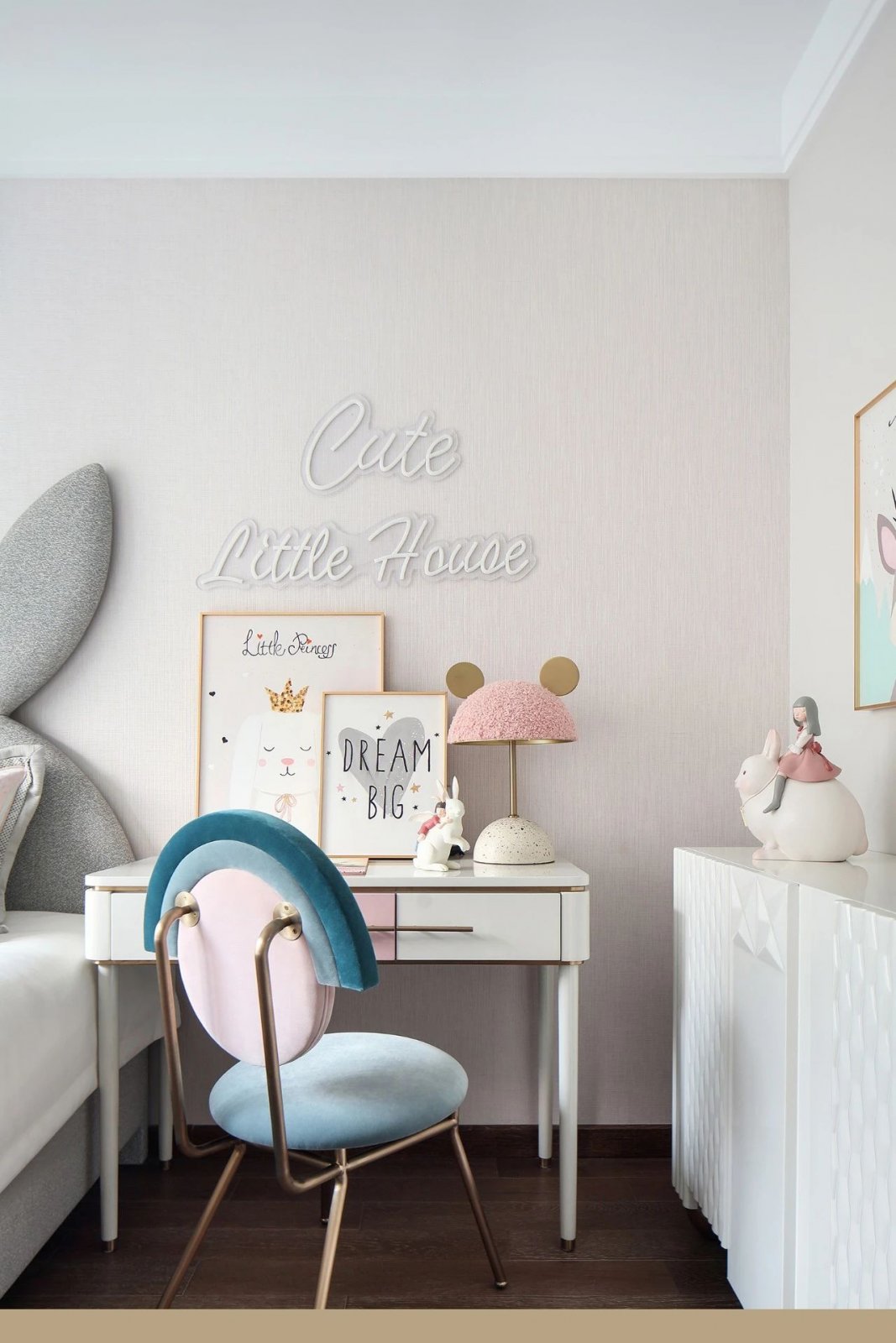 現(xiàn)代簡約風格室內設計家裝案例-書桌 現(xiàn)代簡約風格室內設計家裝案例-書桌